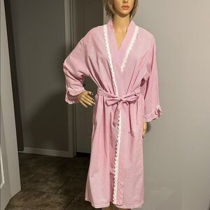 Eileen West Pink Lace-Trimmed Seersucker Robe